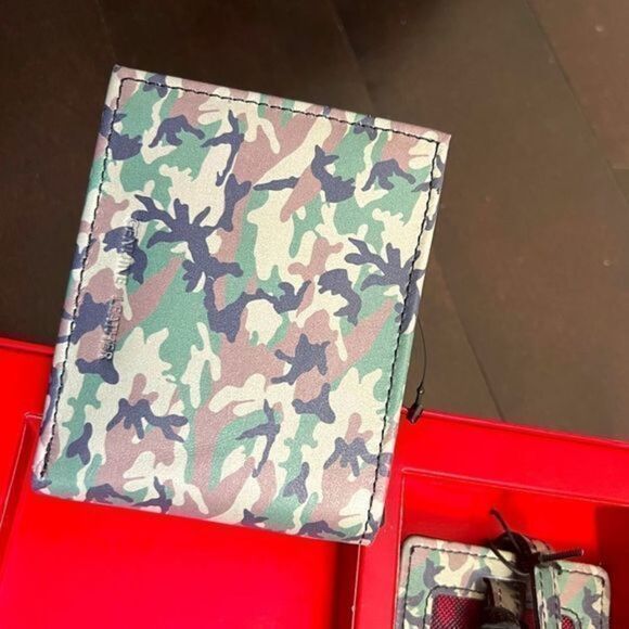 True Religion 2pc Leather Slim Fold Wallet + Luggage Tag Gift Set NIB - Picture 4 of 7